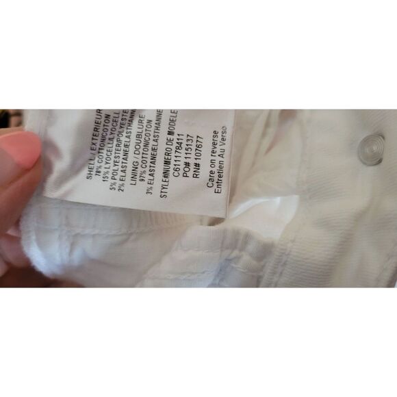 * * ALICE + OLIVIA DISTRESSED WHITE STRETCHY JEANS - Picture 8 of 9